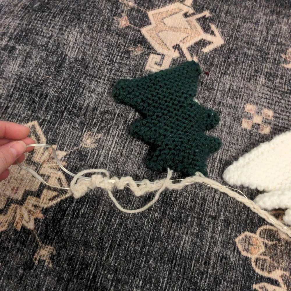 Lights Up **** Knitted Christmas tree garland 🌲❄️⛄🎄